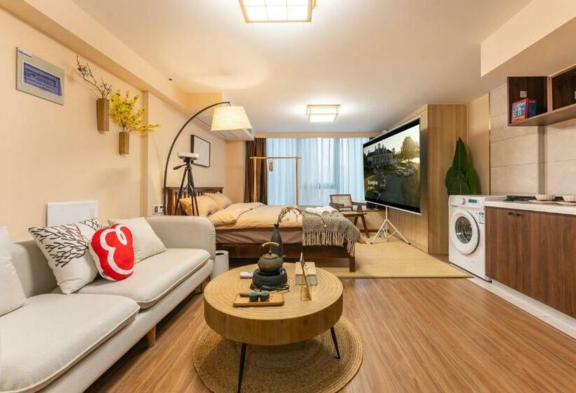 Locals Apartment House 39