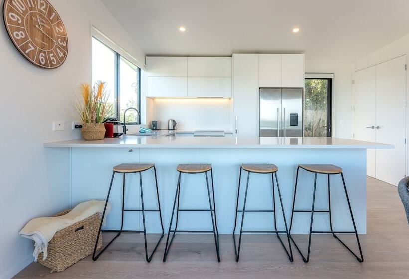 Luna Cottage. Stunning Ocean Views On Waiheke