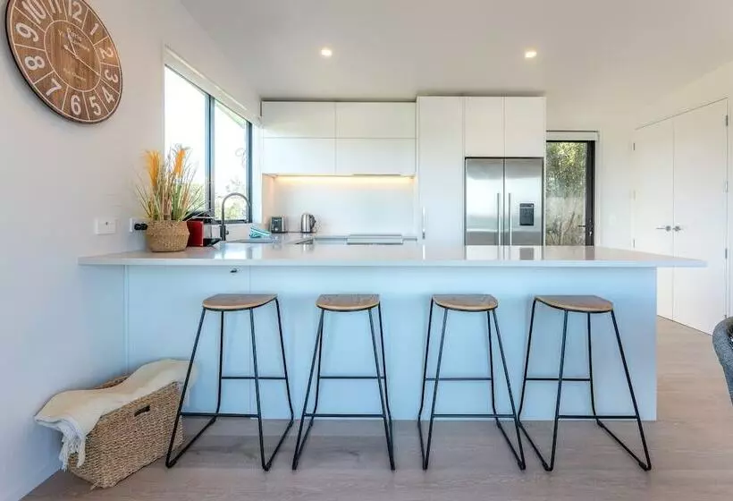 Luna Cottage. Stunning Ocean Views On Waiheke