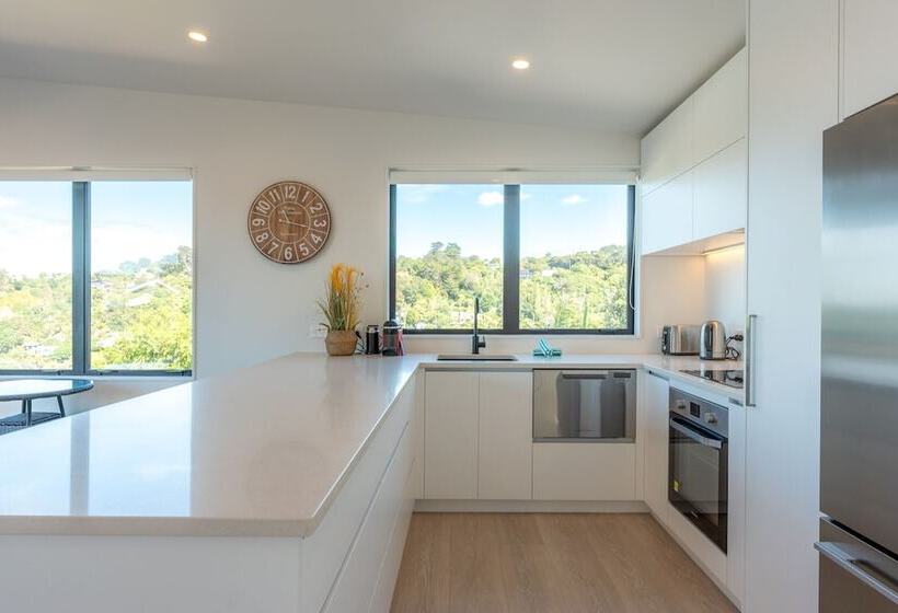 Luna Cottage. Stunning Ocean Views On Waiheke