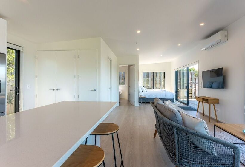 Luna Cottage. Stunning Ocean Views On Waiheke