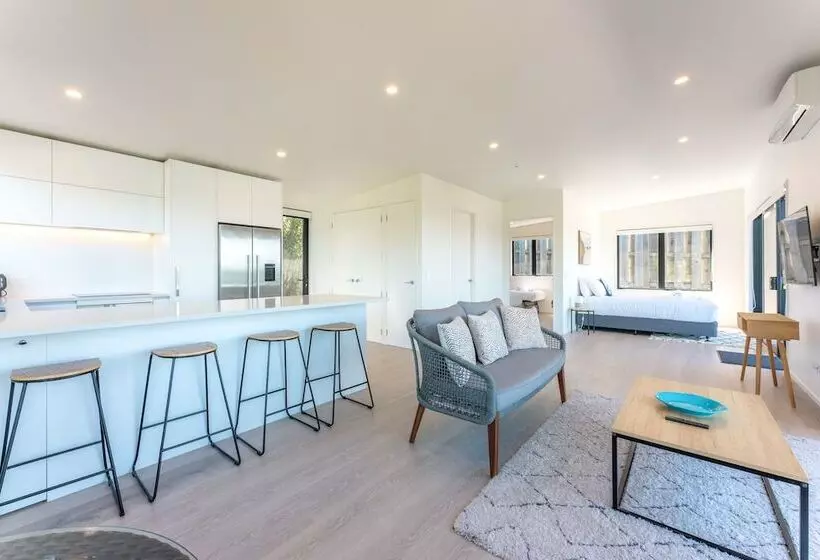 Luna Cottage. Stunning Ocean Views On Waiheke