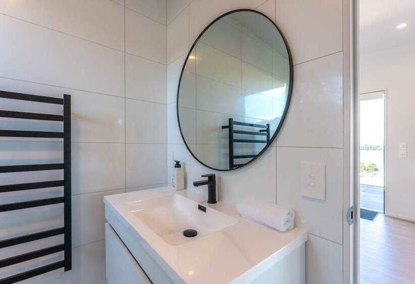 Luna Cottage. Stunning Ocean Views On Waiheke