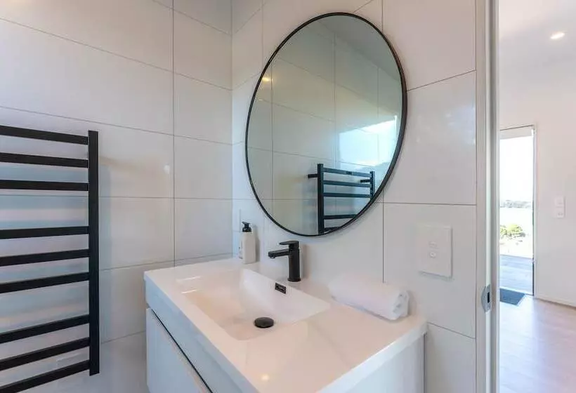 Luna Cottage. Stunning Ocean Views On Waiheke