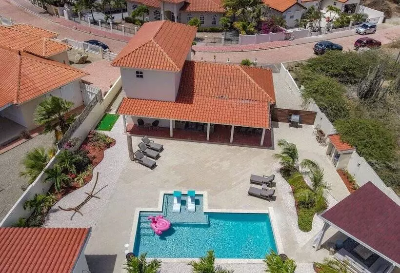 New Listing Stunning Island Getaway With Pool!