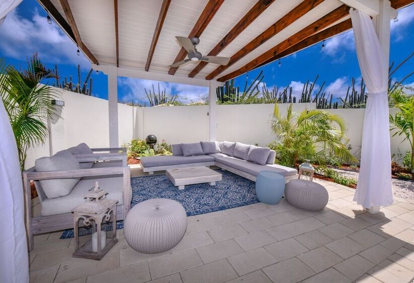 New Listing Stunning Island Getaway With Pool!