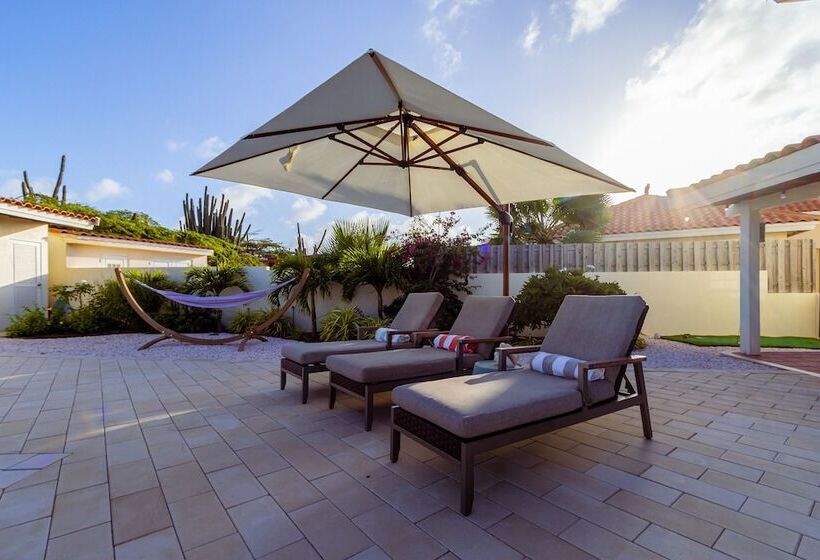 New Listing Stunning Island Getaway With Pool!