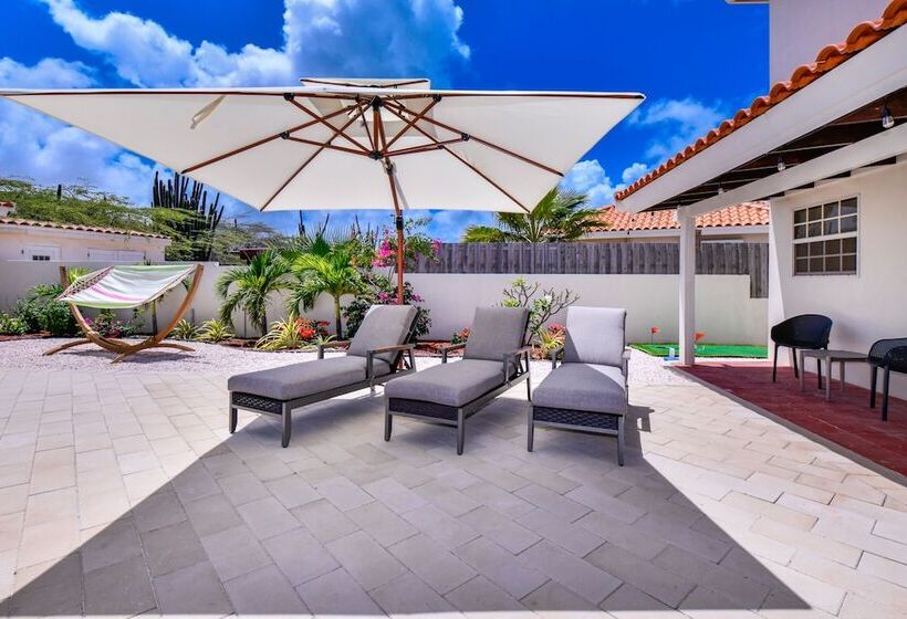 New Listing Stunning Island Getaway With Pool!