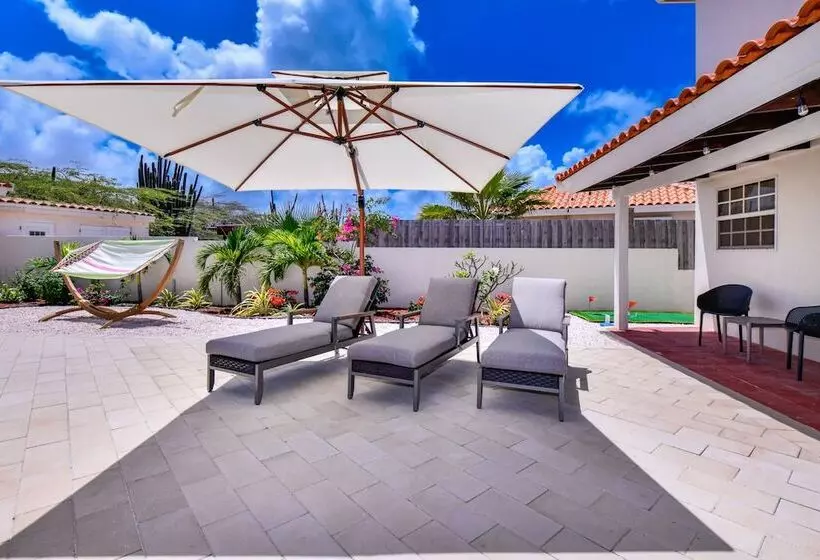 New Listing Stunning Island Getaway With Pool!