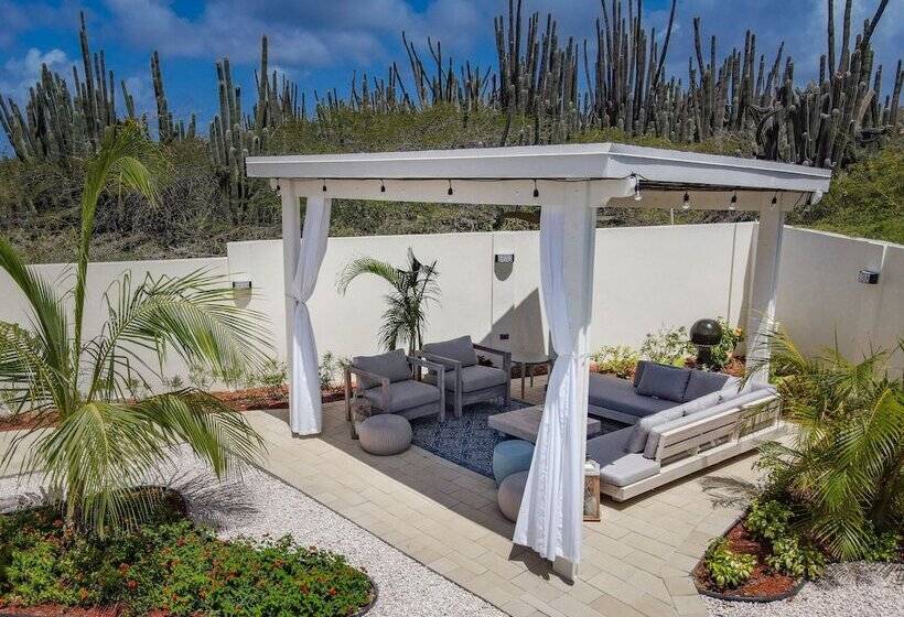 New Listing Stunning Island Getaway With Pool!