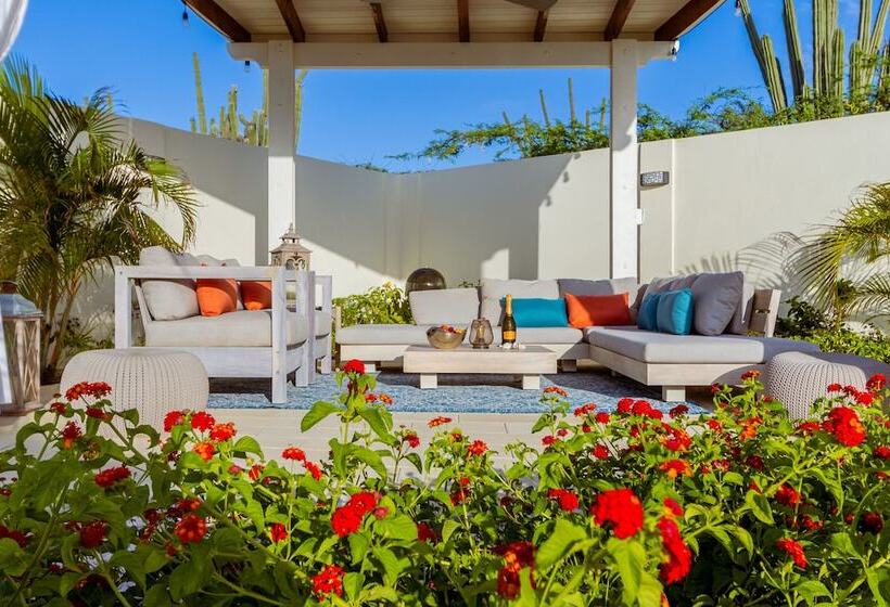 New Listing Stunning Island Getaway With Pool!