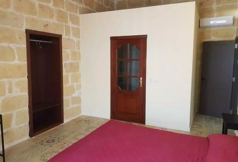 Nadar Accommodation