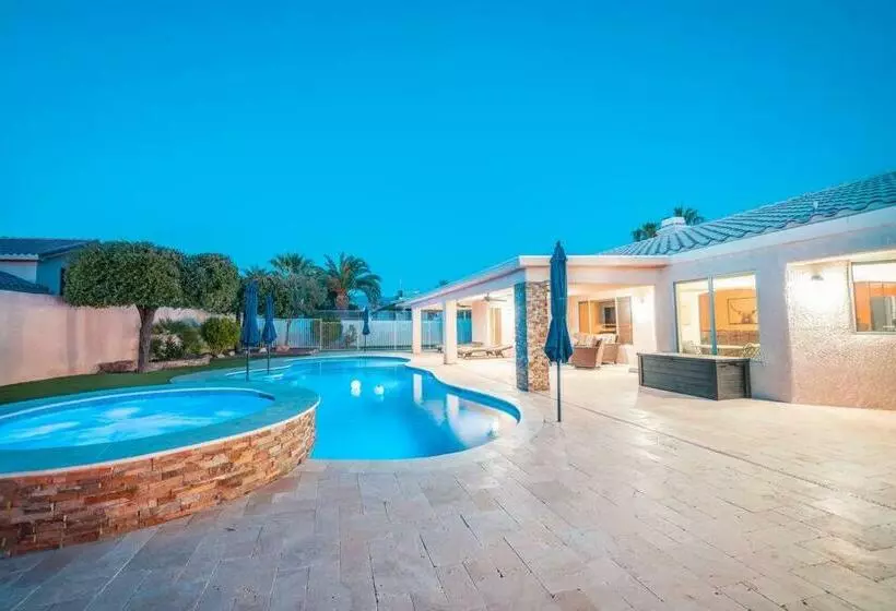 Grand Havasu Oasis With Custom Pool & Spa!