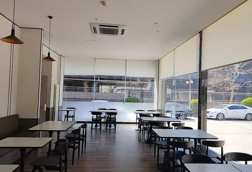 Hotel Hanting  Qingdao May Fourth Square