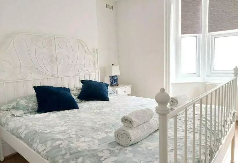 Cosy Central Canterbury   Modern Victorian