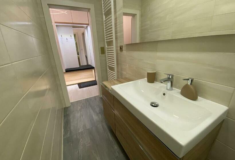 Classy Times   City Centre   Private Parking   Sunny Apartment