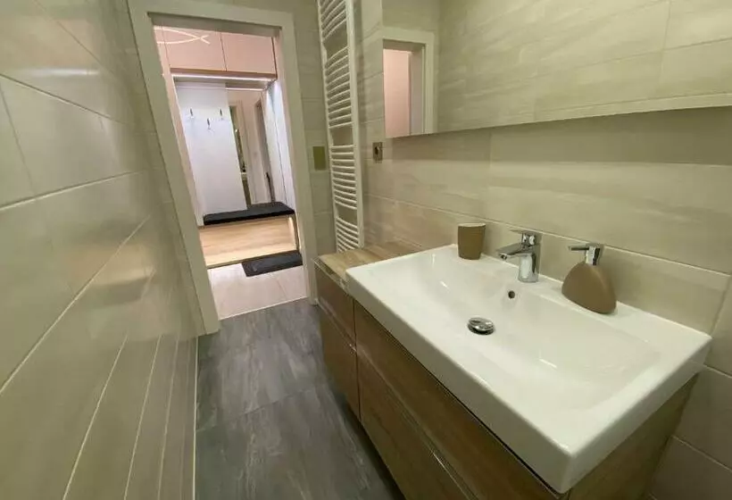 Classy Times   City Centre   Private Parking   Sunny Apartment