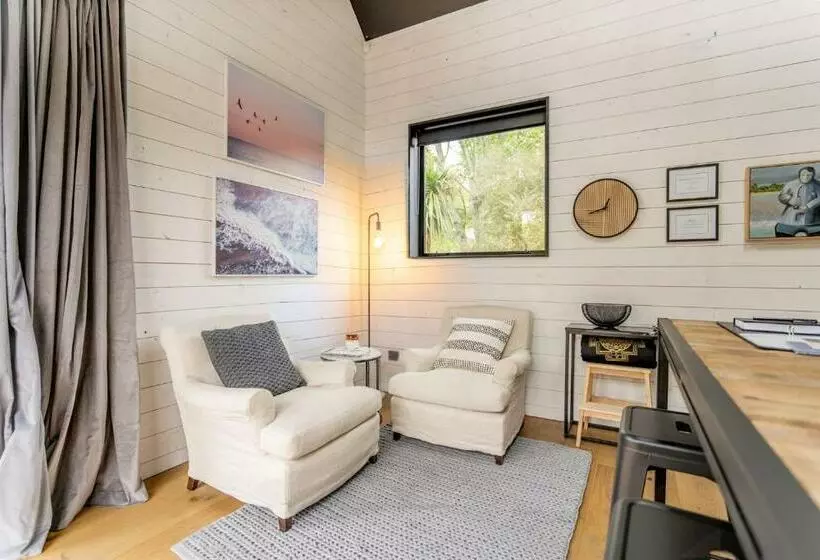 Eco Black Hut