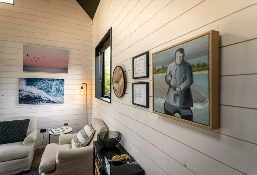 Eco Black Hut
