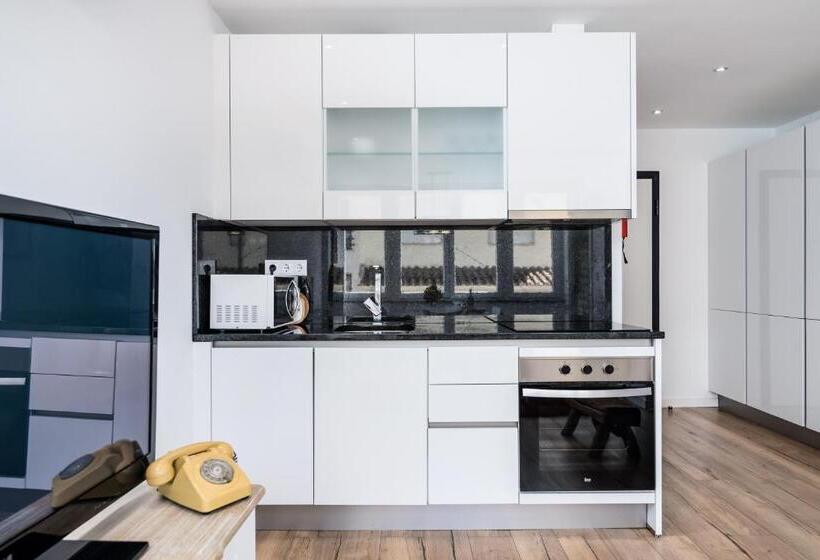 T2 Tiles Apartment Estoril