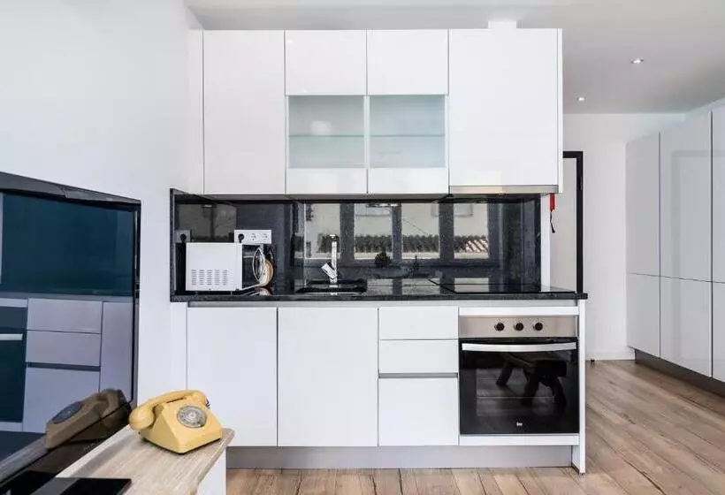 T2 Tiles Apartment Estoril