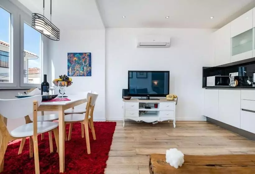 T2 Tiles Apartment Estoril