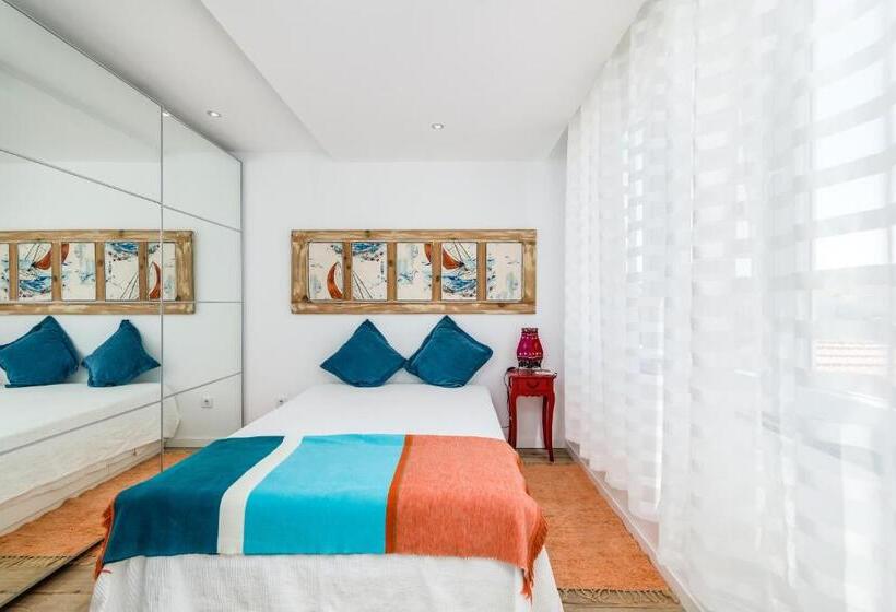 T2 Tiles Apartment Estoril