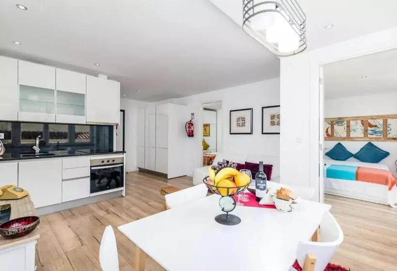 T2 Tiles Apartment Estoril