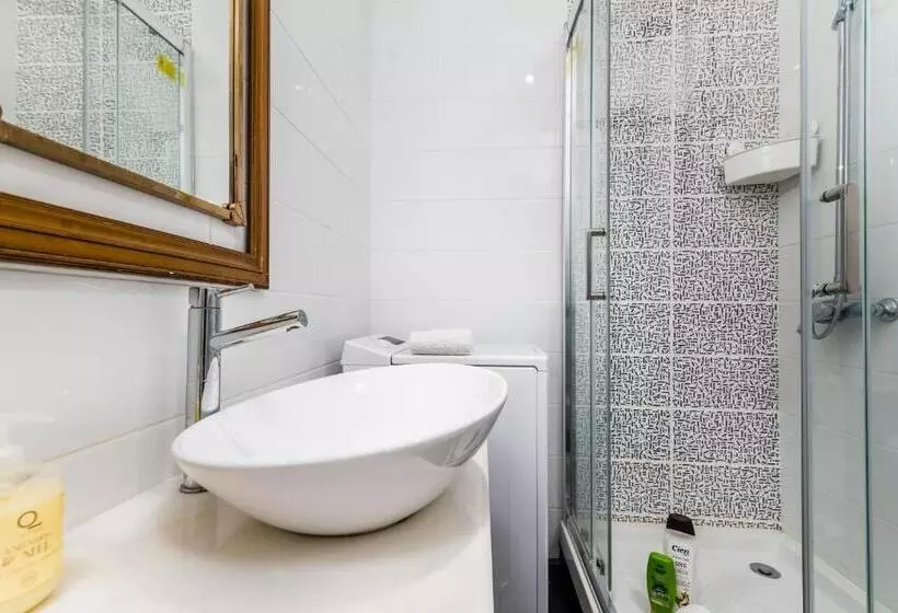 T2 Tiles Apartment Estoril