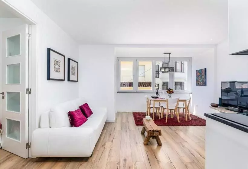 T2 Tiles Apartment Estoril