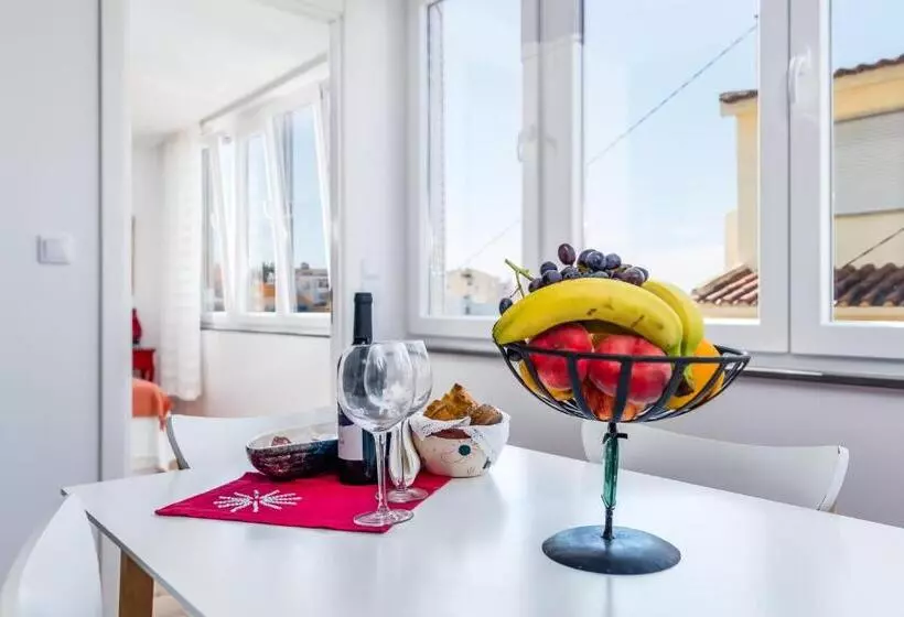 T2 Tiles Apartment Estoril