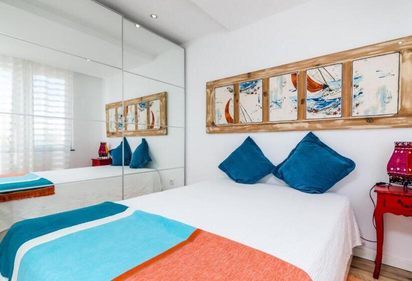 T2 Tiles Apartment Estoril