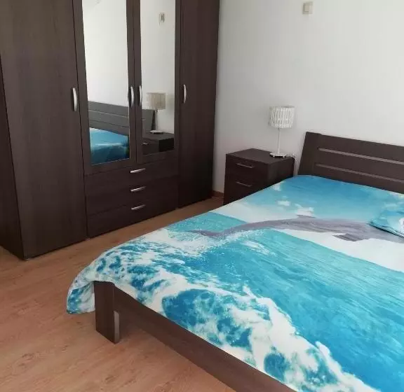 Florennes Gîte Neuf 150 M2 Devant Un Grand Lac Privé De 2 Hectares Poissonneux Au Milieu Des Bois