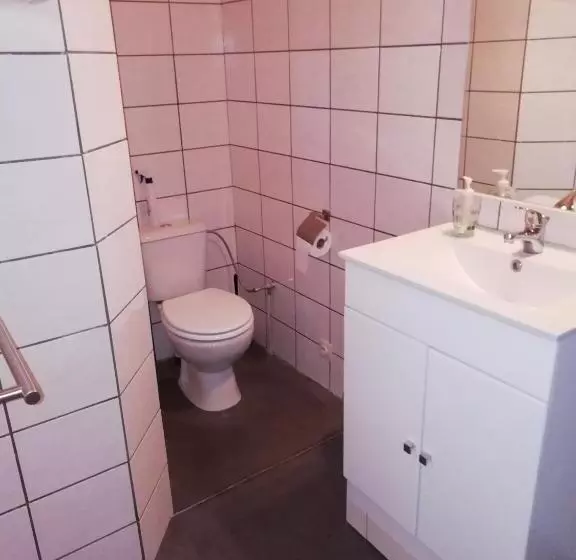 Florennes Gîte Neuf 150 M2 Devant Un Grand Lac Privé De 2 Hectares Poissonneux Au Milieu Des Bois