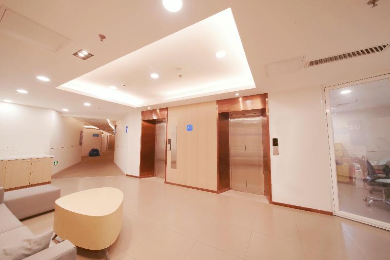 Отель Hanting  Beijing West Railway Station North Square Center