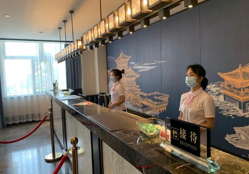 בית מלון כפרי Ramada By Wyndham Xianning Xishan Mountain