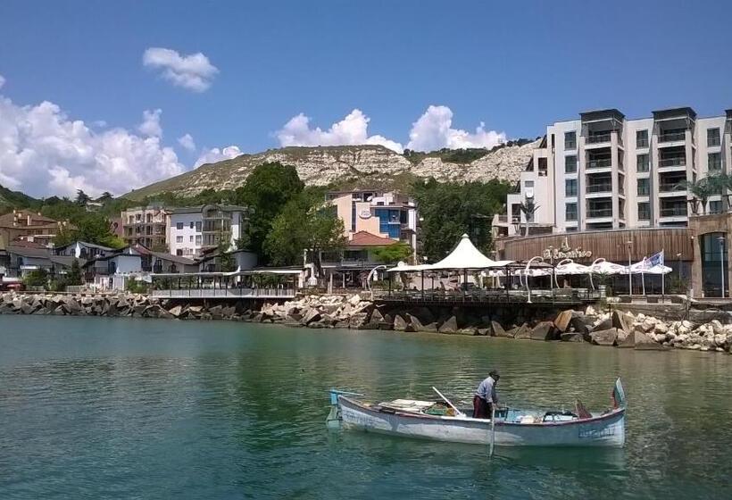 Marina City Panoramic Sea View Apartment