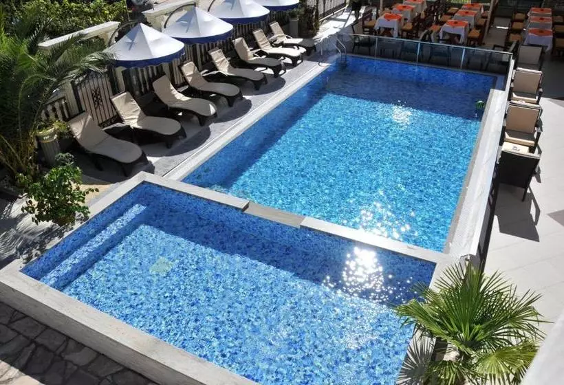 Aparthotel Villa Primafila