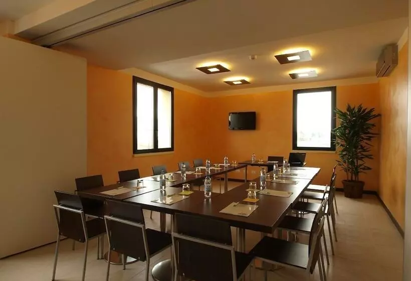 Отель Corte Business