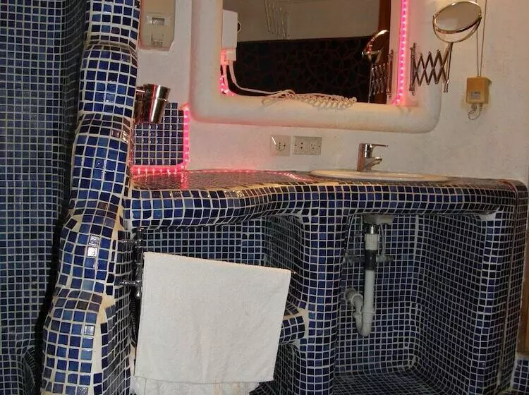 Hotel Flying Crocodile