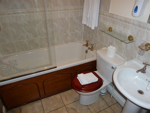 فندق The Queens , Q Bar & Bistro