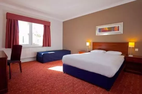 Отель Travelodge Redhill