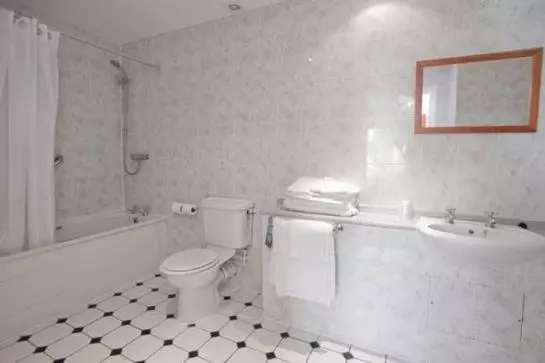 Отель Travelodge Redhill