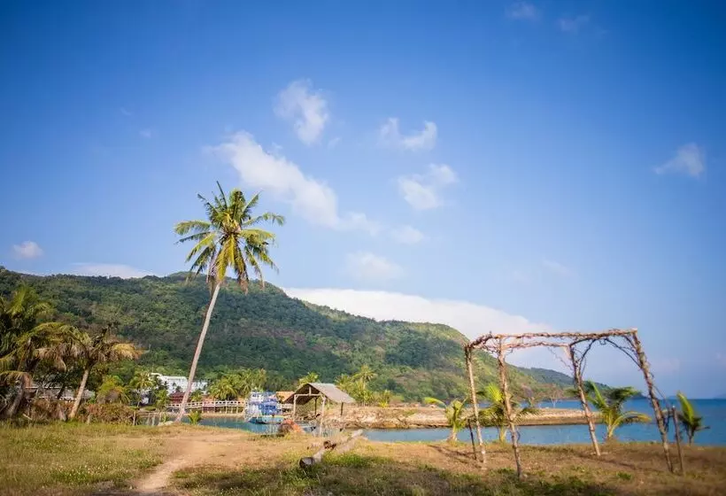 The Tropical Beach Resort