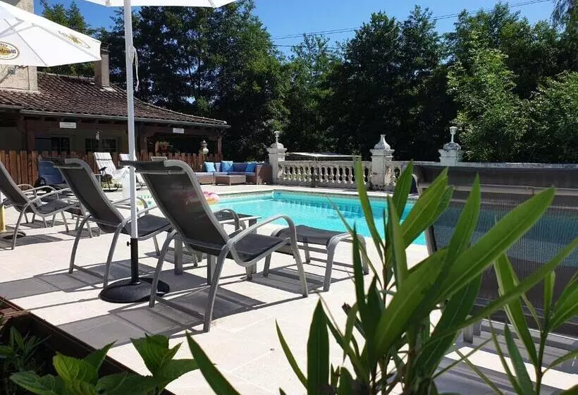 ベッドアンドブレックファースト La Charrue