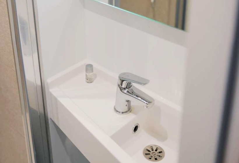 هتل Kyriad Direct Narbonne Sud