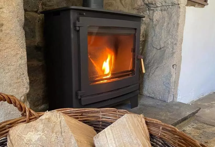 Beautiful Peak District Cottage With Hot Tub