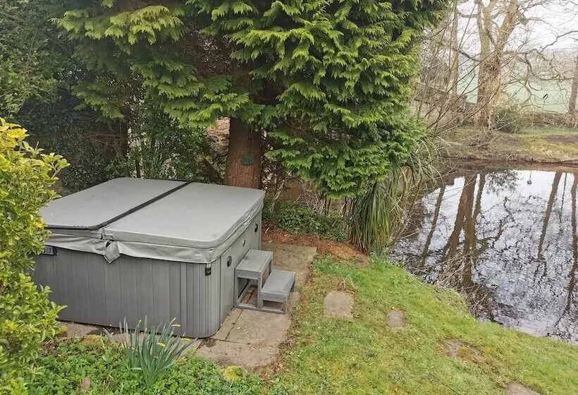 Beautiful Peak District Cottage With Hot Tub