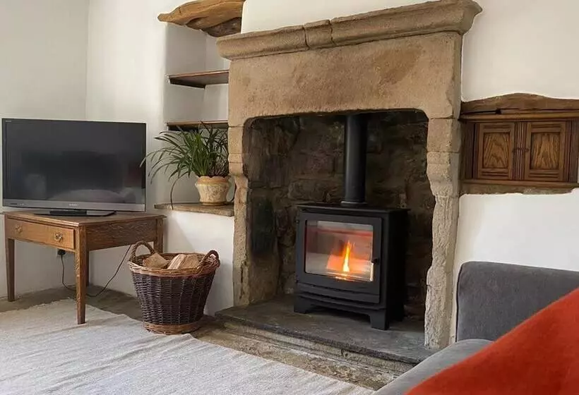 Beautiful Peak District Cottage With Hot Tub