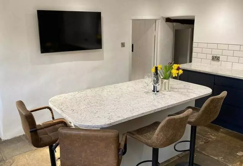 Beautiful Peak District Cottage With Hot Tub